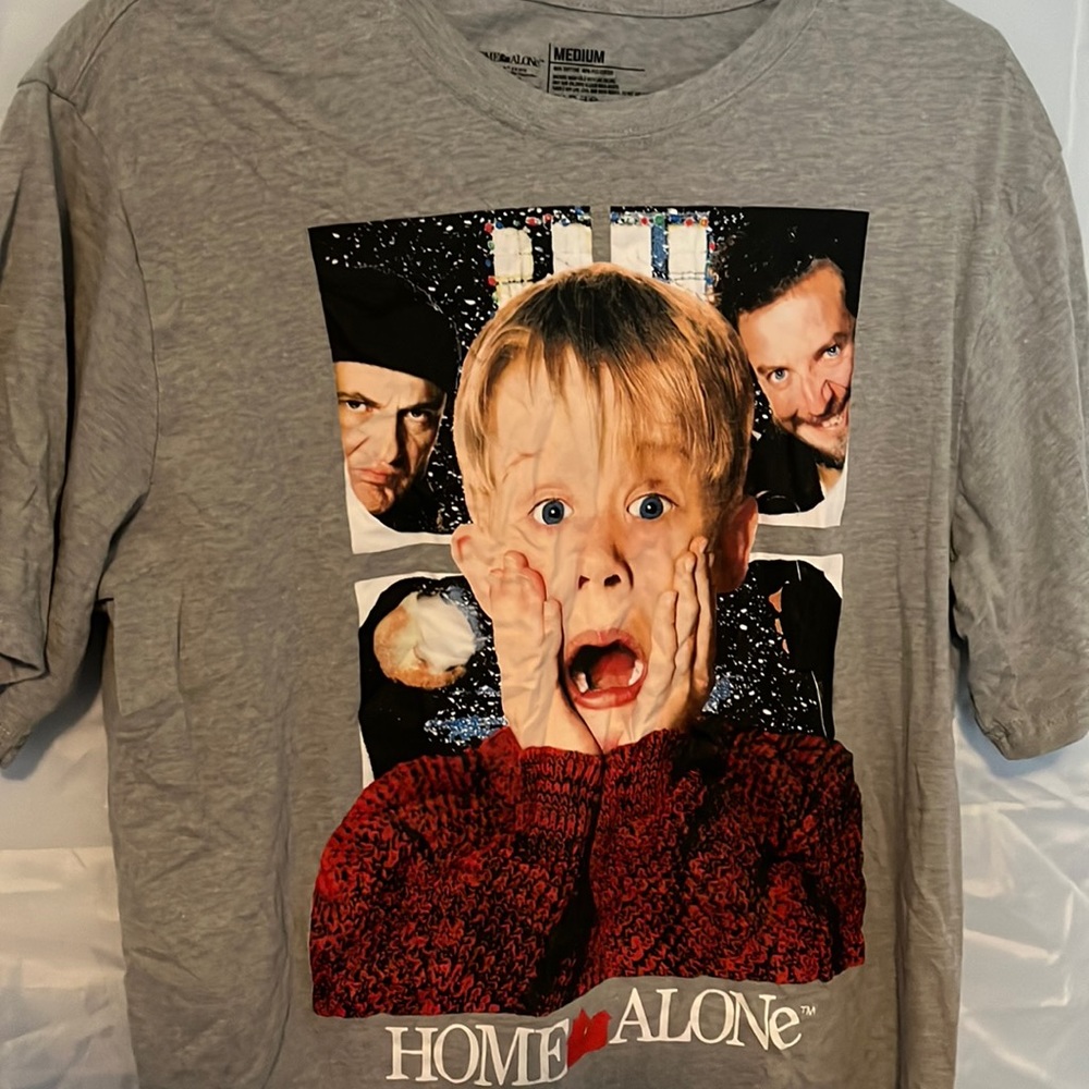 Home alone movie shirt M